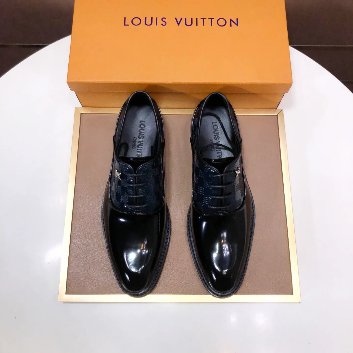 Men's men's shoes💰460💰【LV】(sheepskin lining) formal men's shoes! The high-end formal wear style is luxurious and elegant, with both practicality and style. We pay special attention to quality and details. The original version at the counter is 1:1 ultra-accurate replica👍🏻 The shoe last, leather, workmanship and comfort are not inferior! Material: imported cowhide upper, soft first layer of sheepskin! Code number: 38-45 (45 customized)